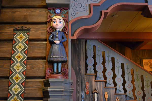 The Royal Sommerhus includes some nice theming in the queue while you wait to meet Anna and Elsa.