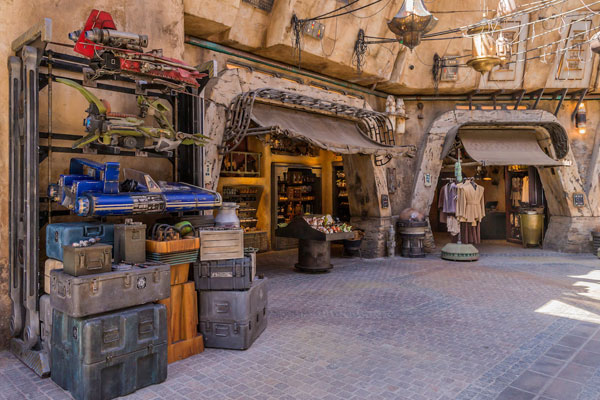 There are some cool immersive details in Galaxy's Edge for Star Wars fans.